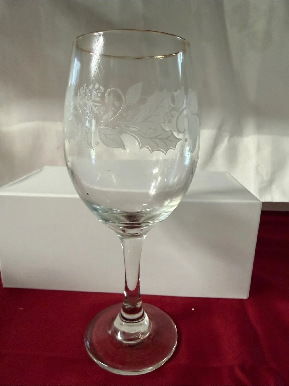 Crystal Etched Holly Wine Glass with Gold Rim - Clear